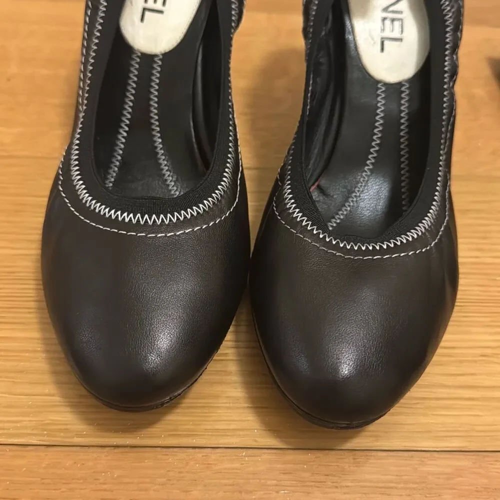 Chanel Vintage Black Leather White CC Logo Elastic Pumps size 39.5